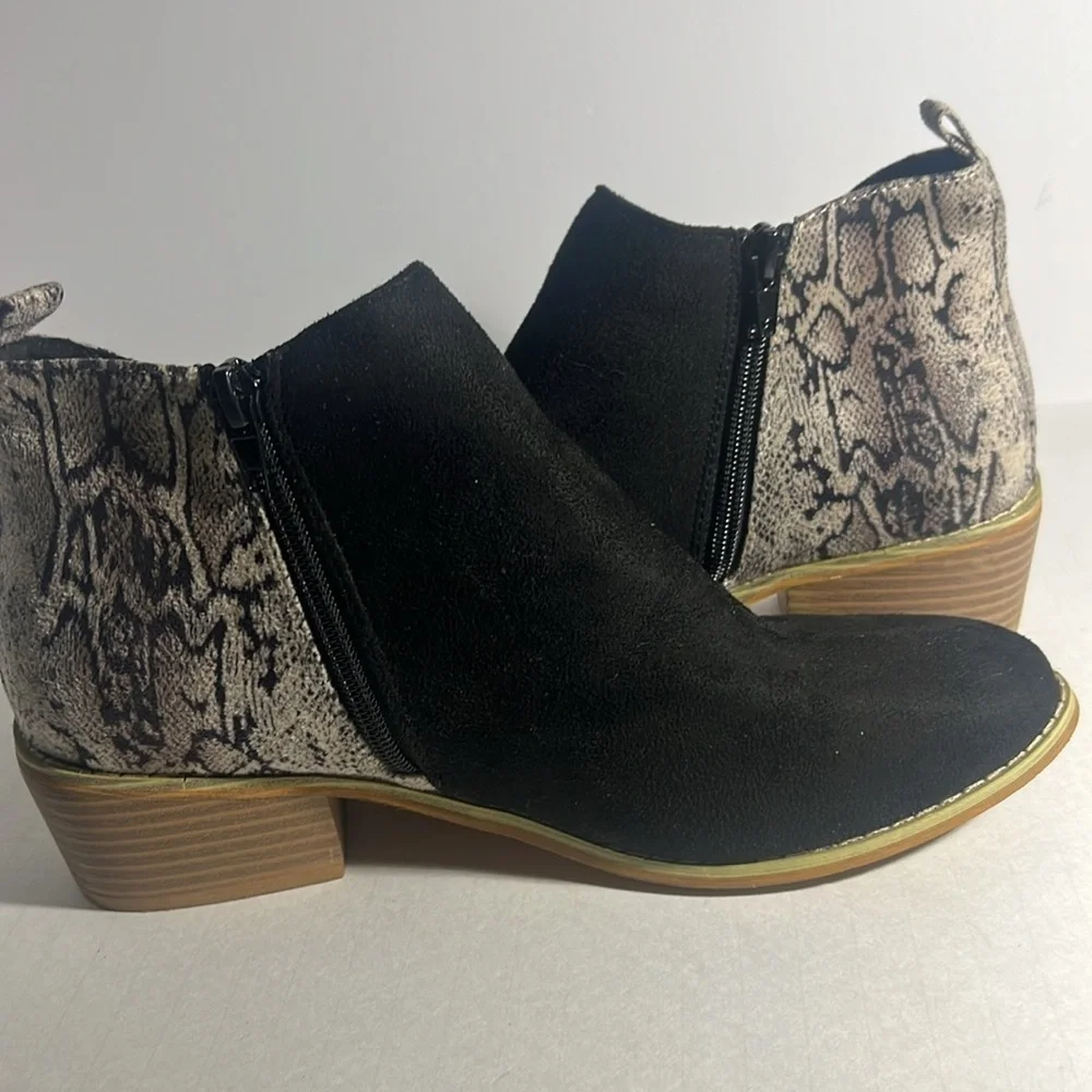 Boutique by Corkys‎ Port Black Snake Print Ankle Boots Booties Women Size 8